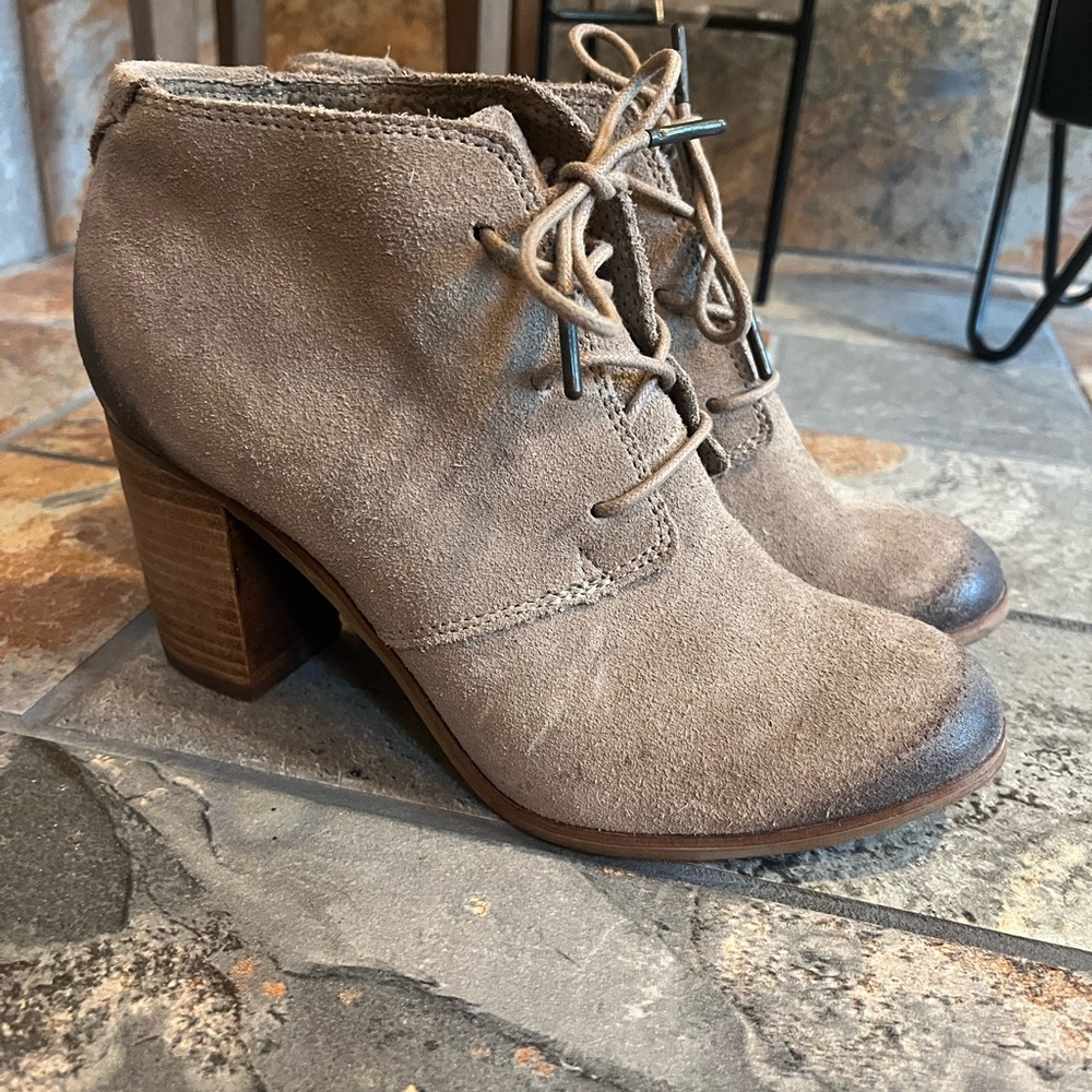 TOMS Block Heeled Lace Up Bootie Taupe Suede Women's Size 8